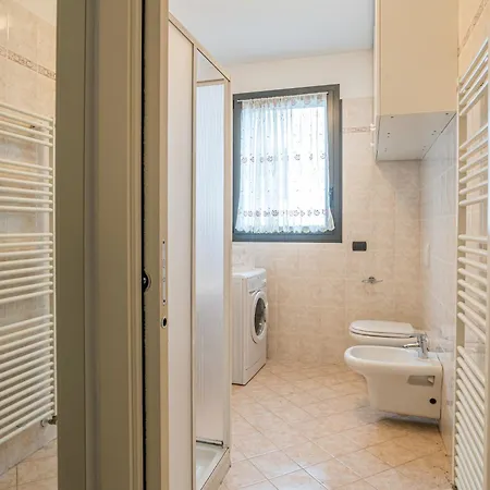 Guesthost - Spacious At 800 M From Borghi Station Lejlighed