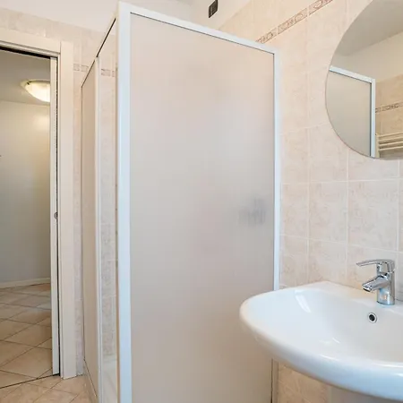 Guesthost - Spacious At 800 M From Borghi Station