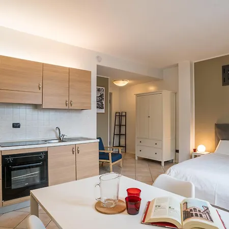 Guesthost - Spacious At 800 M From Borghi Station Lejlighed *